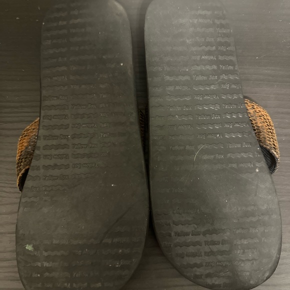 🛍️Yellow Box Women's Black and Tan Snakeskin Sandals - Picture 5 of 5